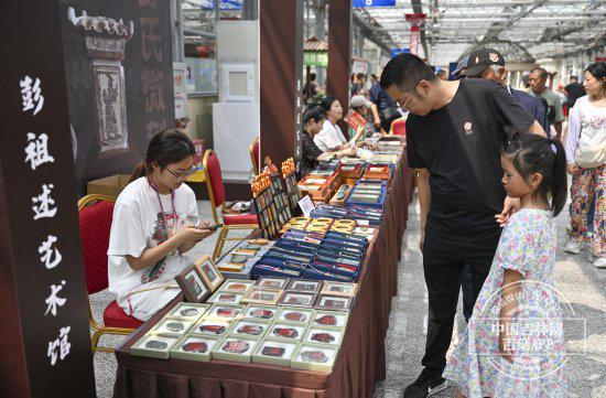 你文创走红农博会瓦力棋牌松花石迷(图2)