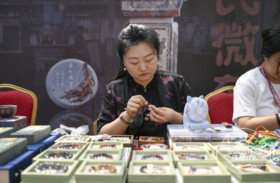 你文创走红农博会瓦力棋牌松花石迷