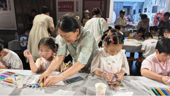 画非遗 童心贺华诞”鱼灯冰箱贴制作活动瓦力棋牌歙县徽城镇新路街社区：“巧手(图2)