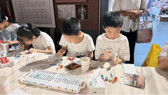 画非遗 童心贺华诞”鱼灯冰箱贴制作活动瓦力棋牌歙县徽城镇新路街社区：“巧手(图4)