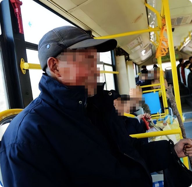 人性骚扰老人砸得女子满手血警方介入瓦力娱乐棋牌女子坐公交诬告80岁老(图5)