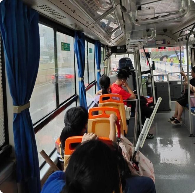 人性骚扰老人砸得女子满手血警方介入瓦力娱乐棋牌女子坐公交诬告80岁老(图9)